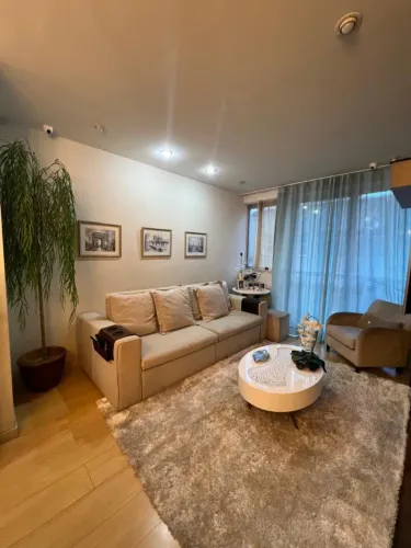sofa retratil cinza com almofadas