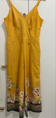 Macacão longo amarelo mostarda florido de alça 