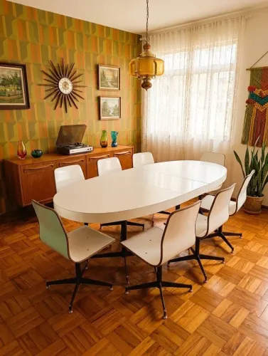 Mesa anos 70<br>Com 8 cadeiras giratória <br>Com 8 cadeiras giratória<br>C