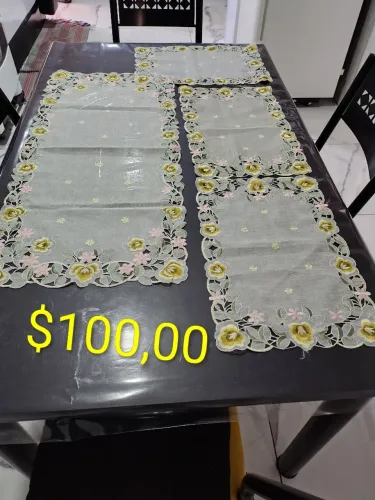 Caminho de mesa em organza bordado (4 peças)