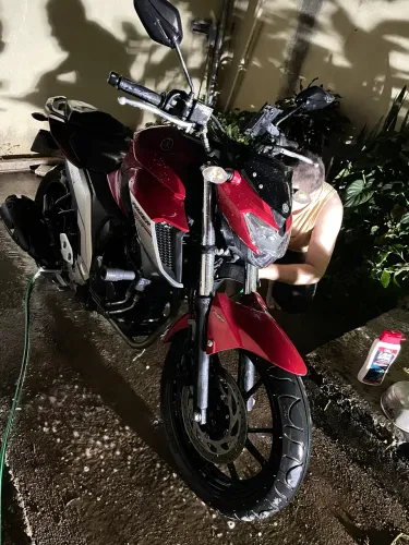 FZ25 - Vermelha