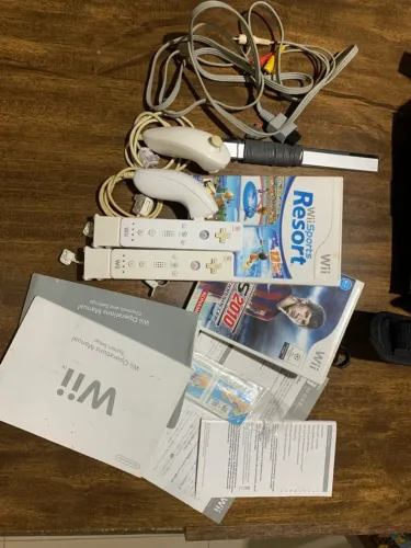 Nintendo Wii 2 Jgs e 2 Controles