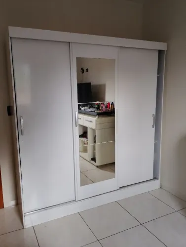 Guarda roupa branco perfeito