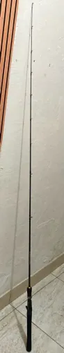 Vara e carretilha de pesca