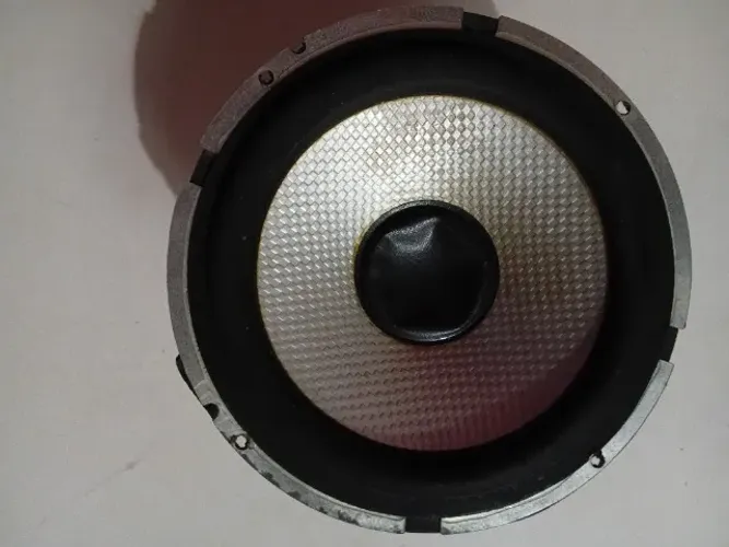 "Som Alto-Falante são dois de 6 Polegadas, 4 Ohms, 150 Ws cada, com respiração de bobina"