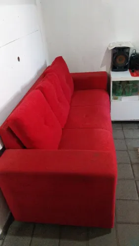 Sofá 3 lugares, cor vermelha