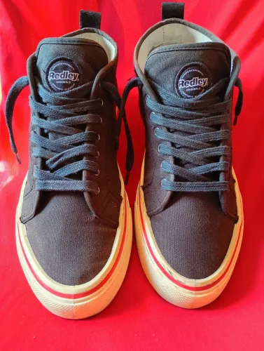 Tênis Redley casual,cano longo, tamanho 43,cor preto em excelente estado, higienizados.