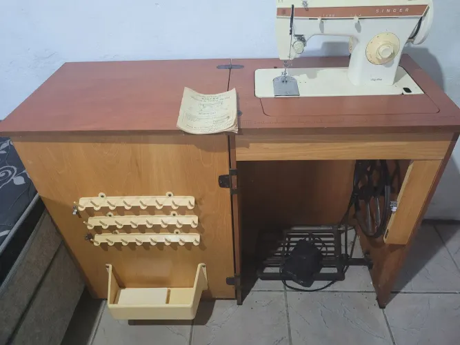 Máquina de costura em gabinete