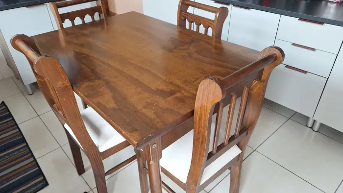 Mesa 4 cadeiras de madeira maciça impecável 