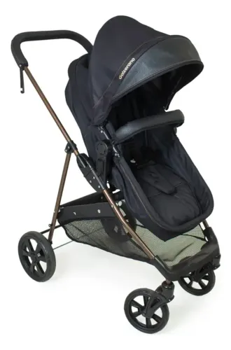 Carrinho de bebê com bebê conforto