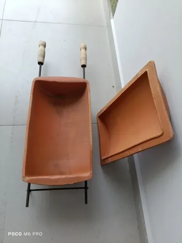 Telha de barro para assar peixe com tampa.