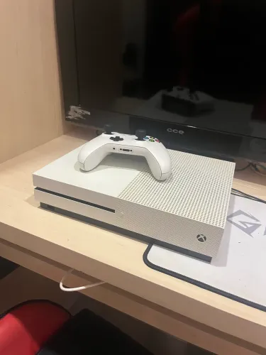 Xbox One S 1tb + 3 jogos