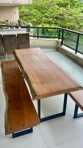 Mesa de madeira maciça + 2 bancos de madeira maciça
