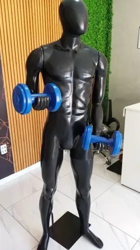 Manequim masculino com músculos definidos fitness