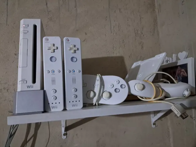 Vendo nitendo wii com 5 controles e 7 jogos