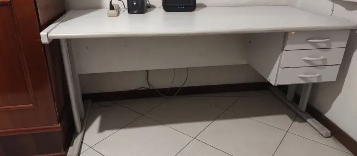 Vendo Mesa de escritório com 03 gavetas - 1,60 x 0,70