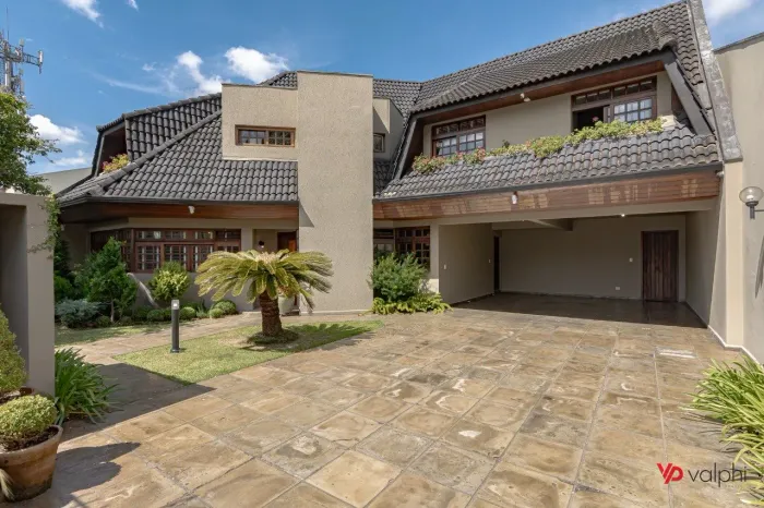 Casa com 04 quartos à venda no Bom Retiro.