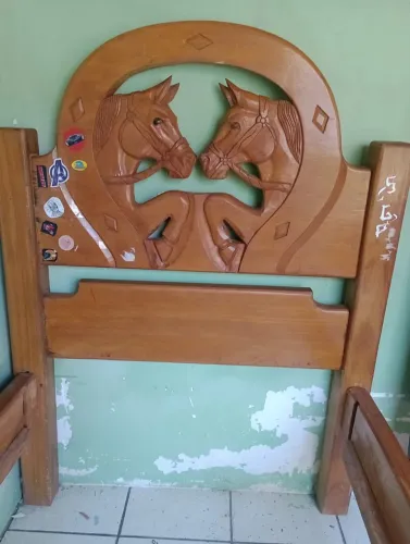 Cama de Solteiro de Madeira com Cabeceira Entalhada - Modelo Rústico