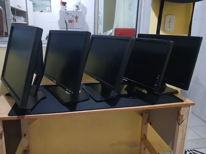 Monitores 19" entrada VGA e DVI