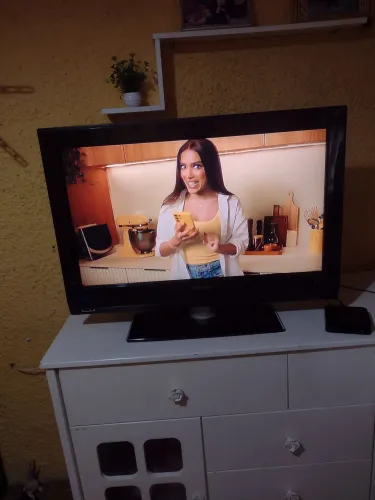 Vendo tv LCD Philips 32 polegadas modelo antigo pesada não é smart mas muito boa!