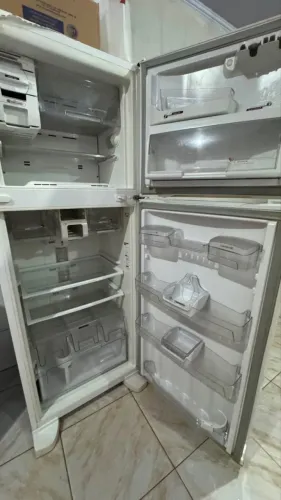 Vendo Geladeira e Máquina de Lavar roupas, funcionando perfeitamente! 1.200 cada?.
