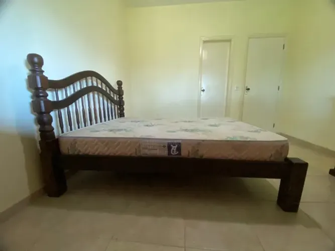 Cama de Casal em Madeira Maciça 