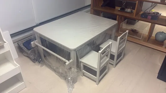 Linda mesa para criança recém pintada marca, QUARTO E ETC e as cadeiras são TOK STOK