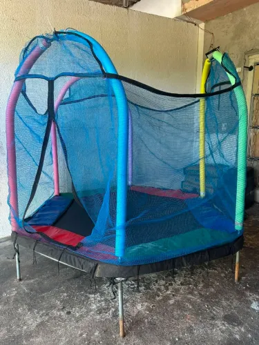 VENDO CAMA ELÁSTICA ADULTO E CRIANÇA ? 550,00 PARCELO NO CARTÃO ?