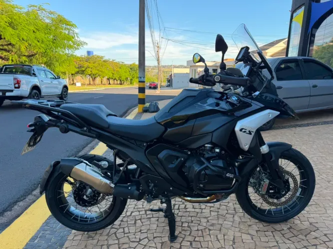 R1300 TRIPLO BLACK 2025