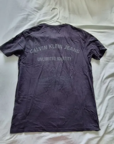 Camisa Calvin Klein preta com estampa atrás