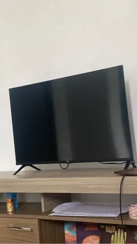     TV TCL em ótimo estado - imagem e som de qualidade