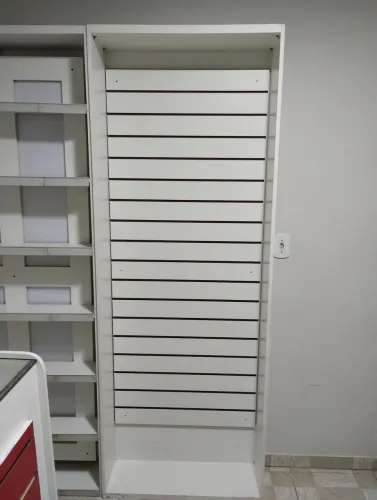 Prateleira MDF iluminada e Gancheira
