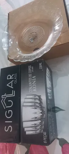 Conjunto de pratos e copos