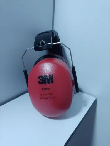 Abafador de ruído tipo concha da marca 3M,