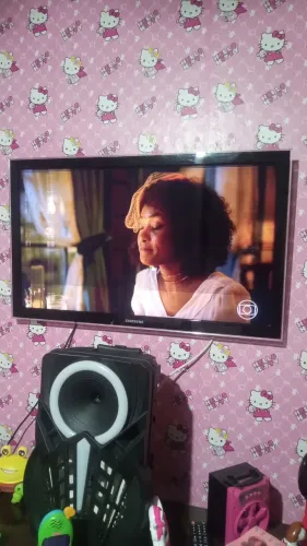 TV Samsung 32 polegadas funciona porém tem que tirar todo o brilho da tela