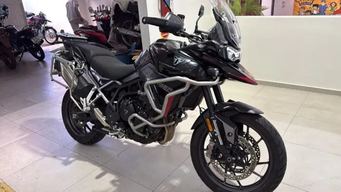 Vendo Triumph 900GT pro impecável.