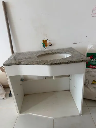 Pia para banheiro em granito + armário aberto