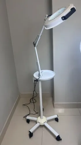 Lupa com iluminação LED com tripé 