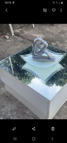 MESA DE CENTRO ESPELHADA COM DECORAÇÃO LINDA MADEIRA PESADÁ