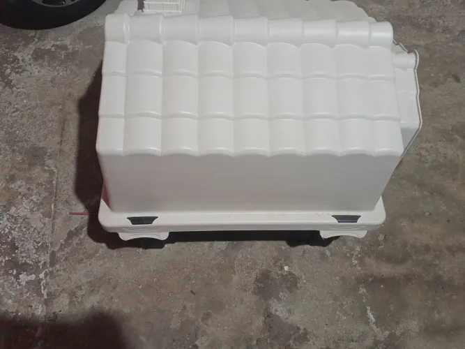 E uma casinha para cachorro nova, ela tem um tamanho médio.