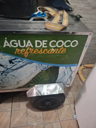 Carrinho de coco ?, com Furador e guarda sol...