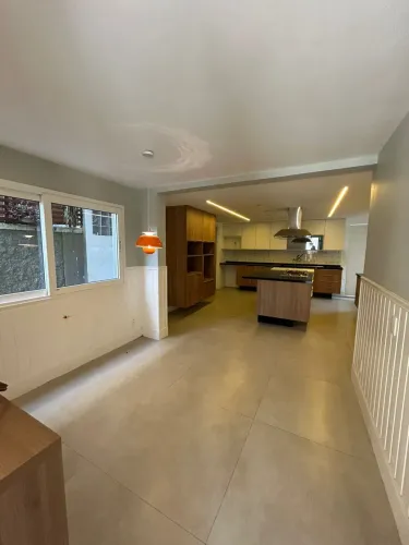 Casa triplex à venda no condomínio Santa Mônica Personal, Barra da Tijuca
