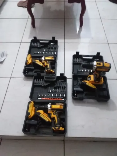 PARAFUSADEIRA PORTÁTIL  COMPLETA COM MALETA COM 26 ACESSÓRIOS VAI COM DUAS BATERIAS 48V 