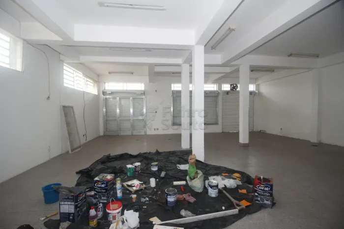 Prédio comercial disponível no bairro Porto
