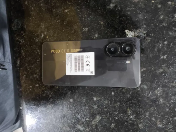 Poco X7 pro semi novo, detalhe do da capinha nas laterais