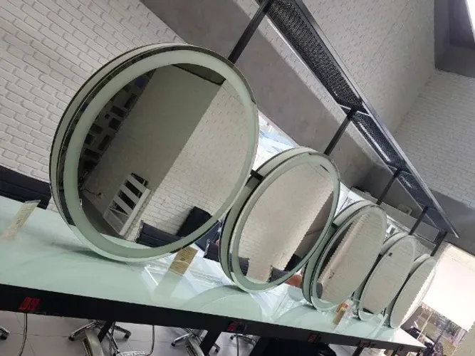 Transforme seu salão com esta bancada de cabeleireiro moderna e funcional, equipada com il