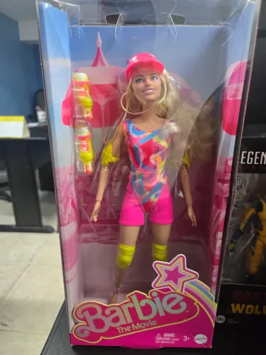 Boneca Barbie - O Filme (Margot Robbie) com Roupa e Patins