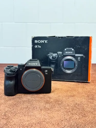 Sony A7 III corpo + caixa + 3 baterias (1 Sony + 2 Batmax) e carregador