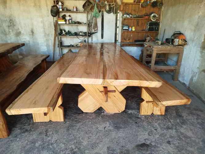 Mesa rústica de 3.16x1.0 com 2 bancos largos . Fo4nida e bem trabalhada