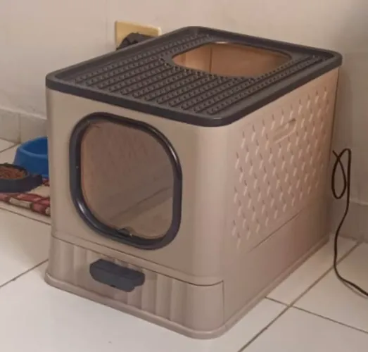Caixa de areia fechada para gatos